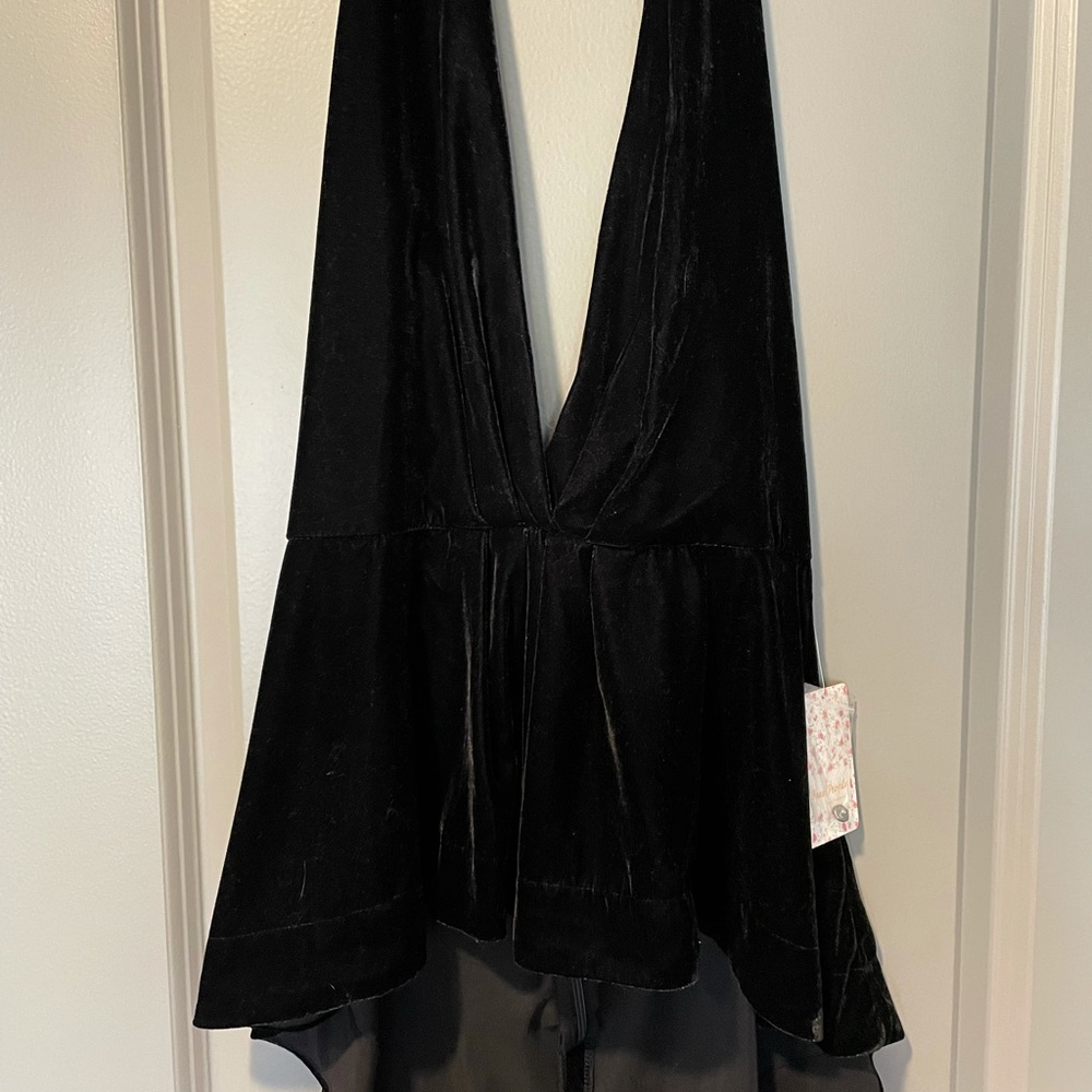 Black velvet backless deep v-neck Free People top size small WITH TAGS ON